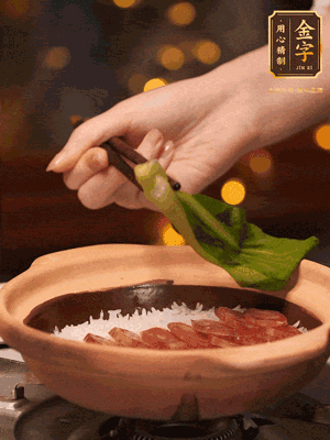 開蓋，碼上香腸和焯好水的青菜