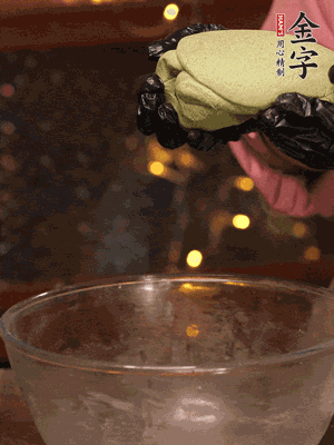 水里放點鹽，燒開后放艾草，一勺小蘇打，撈出浸入涼水，打成艾草泥