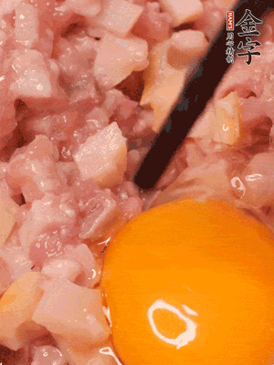 豬肉末、咸肉丁，分次加蔥姜水，一勺糖、一丟白胡椒，春筍丁，打入一個雞蛋