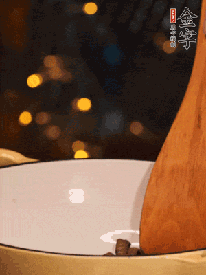 鍋中放入油，倒入醬油肉煸出油脂香味