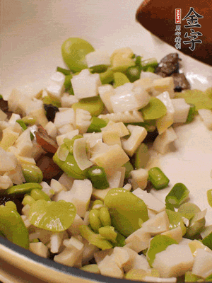 倒入蠶豆、春筍翻炒