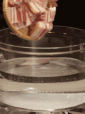 排骨、咸肉，一起下入鍋中，加入蔥，姜，料酒，倒入清水焯水清洗干凈