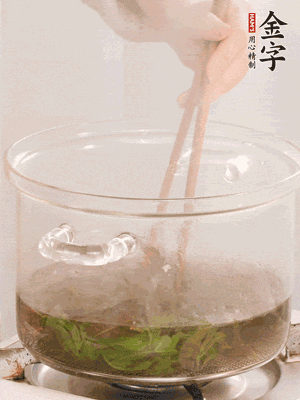 香椿焯水，變色后撈出，切成小段