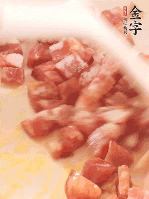 香腸炒出油脂，加入蠶豆煸炒