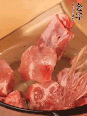 排骨冷水下鍋，加料酒、姜片，煮開綽水