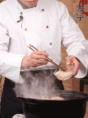 花膠、金湯放入鍋中小火再燉10分鐘