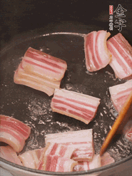 鍋中放菜籽油燒熱，下咸肉、冬筍略微煸炒