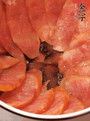 深碗涂抹豬油，頂端鋪枸杞，間隔鋪上香腸、醬油肉片