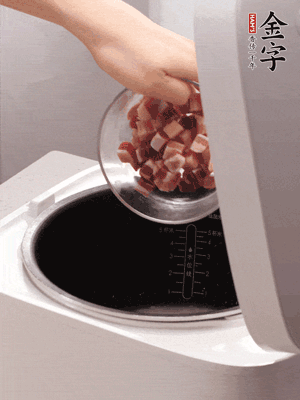 鍋中倒入豬油，油熱后炒熟上海青，給倒少許鹽調味