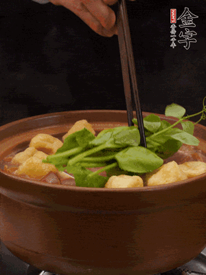 加筒骨煲的經典配菜：金字土香腸、油豆腐、千張蓋上蓋子燜一會兒，耐心等候10分鐘。