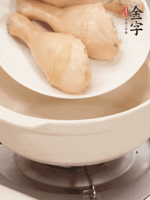 雞腿、火腿、干貝、蒜頭放入砂鍋內(nèi)燉1小時(shí)