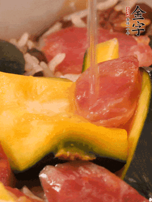 倒入溫開水，水量高出米面一個指節(jié)。