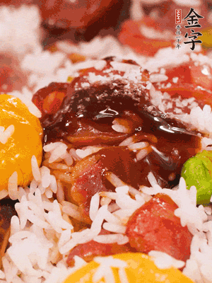 調(diào)醬汁，把蠔油：生抽：老抽：香油按1:2:1:0.5的比例。