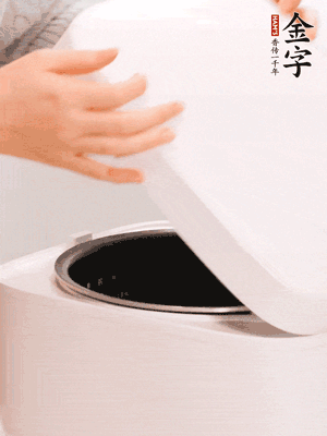 泡發(fā)香菇的水和調(diào)好的醬汁混合在一起，倒入電飯煲中，煮飯。