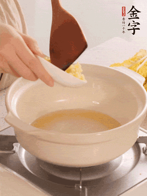 鍋里留少量底油煸香火腿和姜末。