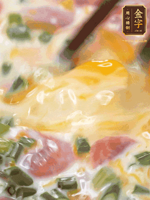 三個(gè)全蛋中加適量牛奶、鹽、黑胡椒粉、臘腸、蔥花攪拌均勻