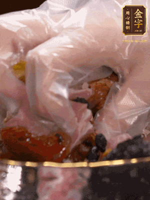 排骨洗凈后（蠔油、生抽、老抽、鹽、糖、淀粉、豆豉、蒜蓉、姜絲）腌制30分鐘