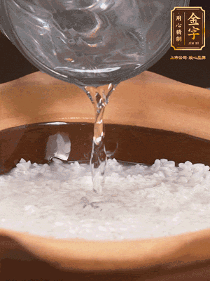 砂鍋底部刷一層油，加入大米和開水，水高1cm,大火燒開后轉(zhuǎn)中火煲5分鐘，到水微收干