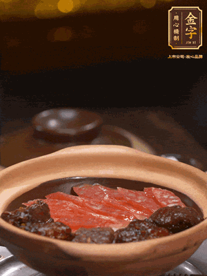 鋪上臘腸和排骨，鍋邊淋一圈油，小火煲10分鐘