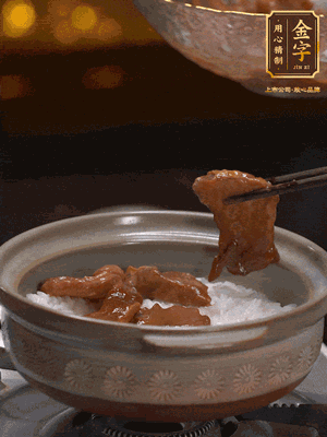 鋪上牛肉，鍋邊淋油在燜5分鐘