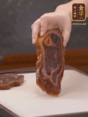 處理節(jié)瓜，刮掉表層的皮和毛，洗凈后去掉瓜蒂，切大塊