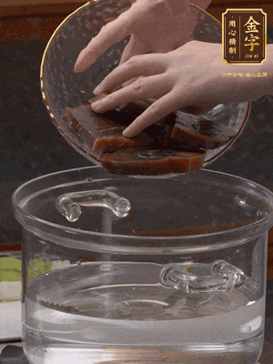 火腿蹄片冷水下鍋，水沸騰后煮5分鐘焯水