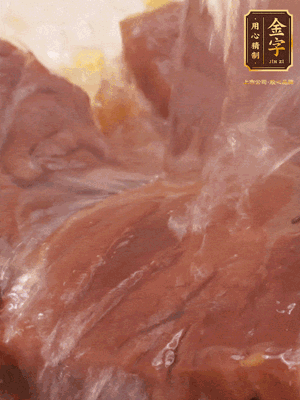 加熱水，2大勺料酒煮20分鐘，再下節(jié)瓜塊煮10分鐘即可