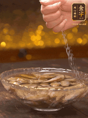 鮮活蟶子反復(fù)沖洗干凈，水中加鹽、芝麻香油浸泡30分鐘吐沙