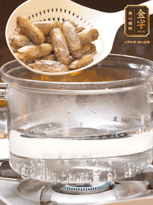 煮一鍋沸水，下蟶子汆燙30秒，撈出浸入冰水，取出蟶子肉