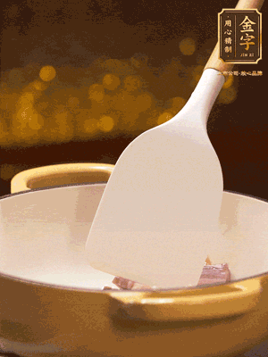 油溫7成熱，下蒜末、咸肉略微煸炒，再下絲瓜