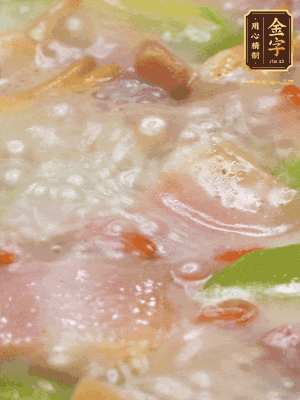 最后下蟶子，一點(diǎn)白胡椒調(diào)味，煮到白色湯汁出來。撒點(diǎn)枸杞點(diǎn)綴