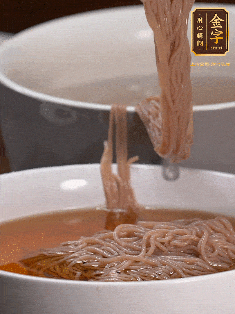 蘋果醋，一點鹽、糖、醬油，兌入涼白開水調(diào)成簡易冷面湯，放水箱冷藏