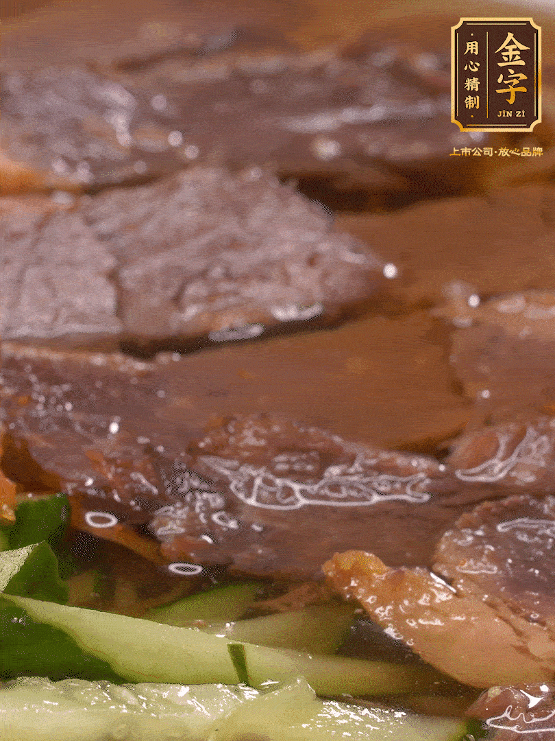 養(yǎng)麥冷面，涼水中清洗浸泡5分鐘，沸水中煮3分鐘，涼水漂洗沖涼