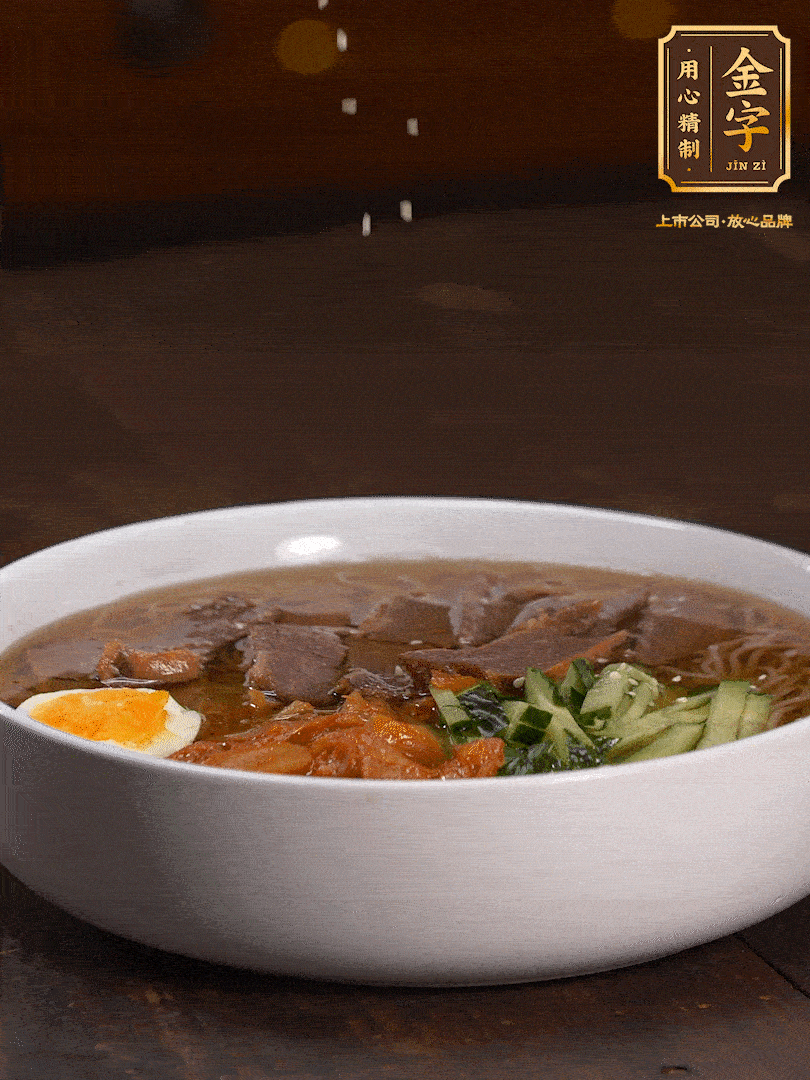 放入冰涼的冷面湯碼上黃瓜絲、泡菜、牛肉、雞蛋，撒點白芝麻