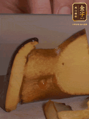 2個(gè)牛肝菌切丁，1個(gè)牛肝菌切片；金字香腸1根切丁，1根切片