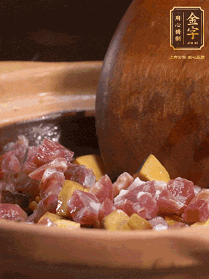 熱油下蒜片，倒入香腸丁、牛肝菌丁翻炒出香味