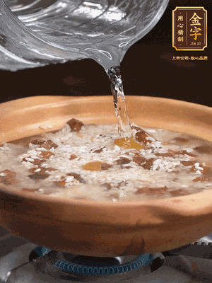 再倒入泡了30分鐘的大米翻拌均勻，加水稍微沒過（米水比例1:1），中火燜煮，到冒大泡，大致5分鐘