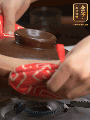 中火調(diào)成小火，鋪上香腸蓋蓋燜5分鐘。不斷轉(zhuǎn)動(dòng)瓦煲，讓側(cè)壁的飯形成飯焦