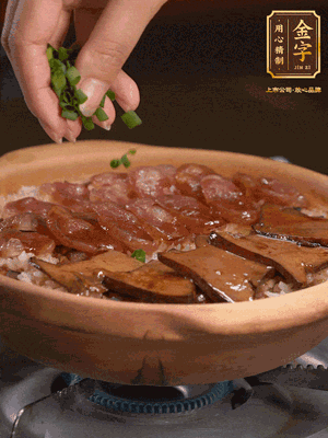 最后鋪上牛肝菌，爭分奪秒地倒上醬汁，撒點(diǎn)小蔥花