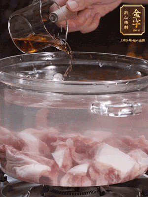 老鴨切塊，鍋里水煮開，鴨肉加姜片、料酒焯水
