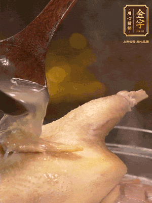 大火燒開后，撇去浮沫。轉(zhuǎn)小火燉2個(gè)小時(shí)