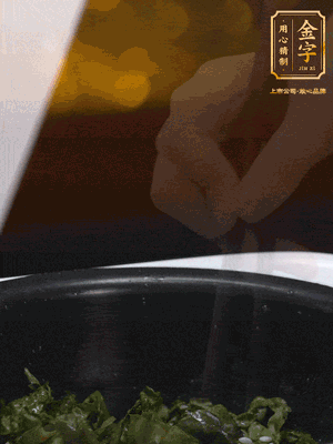 煮飯鍵開煮，根據(jù)個人口味加鹽