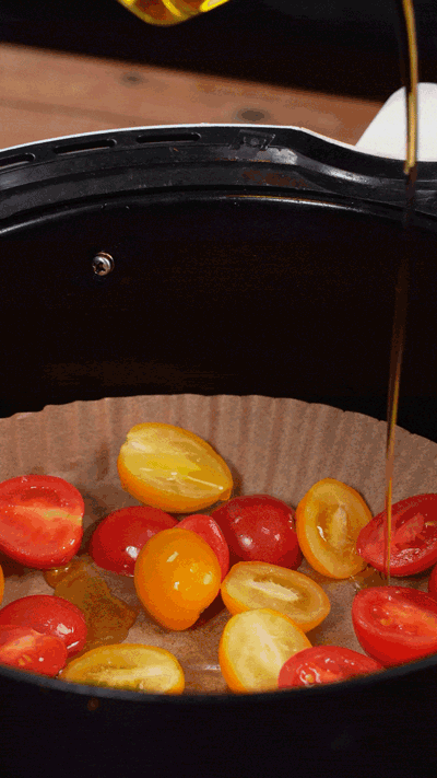 小番茄撒鹽胡椒，空氣炸鍋烤10分鐘至表面變皺