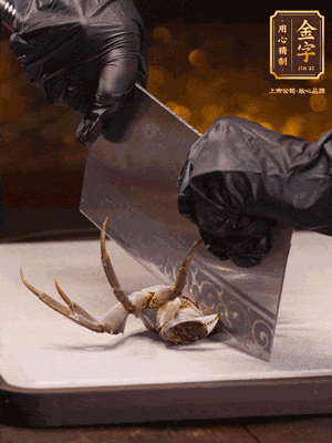 用刷子刷干凈六月黃，一斬二。把蟹蓋、蟹胃拿出來。
