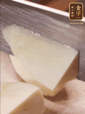 茭白去殼，底部一層老皮刨掉，切成滾刀塊