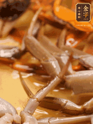 鍋中少油，螃蟹下到鍋中煎一煎