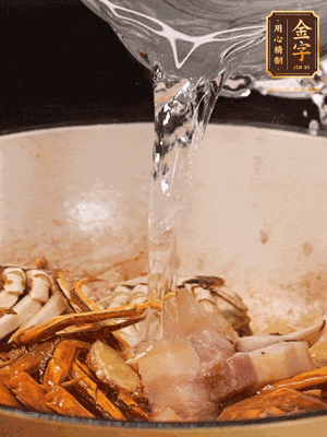 加料酒/花雕酒去腥，加入開水燜10分鐘左右