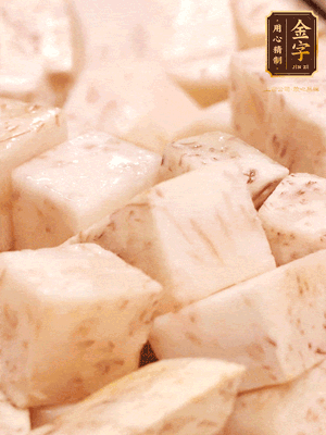 鍋上火下足油，將芋頭炸金黃色至熟