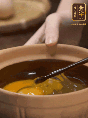 雞蛋打入砂鍋，充分打勻，1.5倍的溫水加一勺鹽，倒入蛋液中，攪拌均勻后用勺子舀去表面浮沫