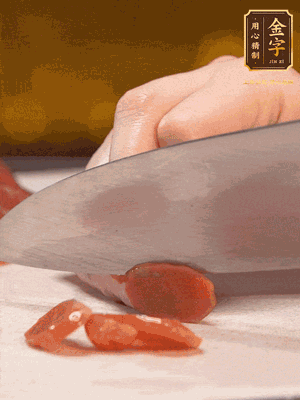 臘腸下水煮10分鐘，切薄片